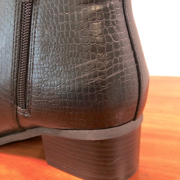 Old Navy Black Croc Textured Faux Leather Ankle Boots- Size 7 - Picture 7 of 9